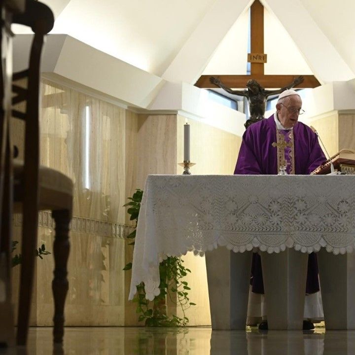 Francesco prega per i medici e i sacerdoti morti per assistere i malati di coronavirus - Vatican News