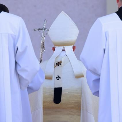 Il papa, il conclave che non c’è e la teologia delle cipolle