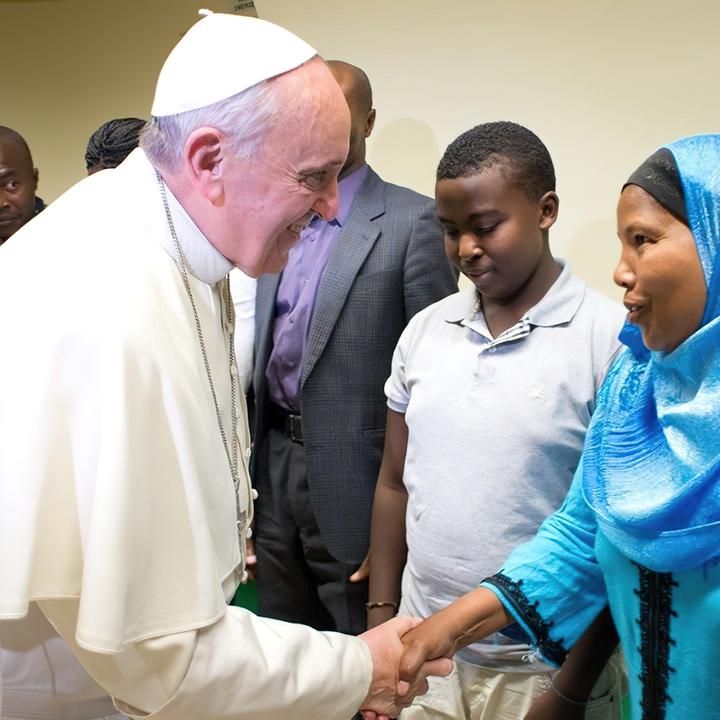 Papa Francisco. Diez años de viaje con los migrantes y refugiados - La Civiltà Cattolica