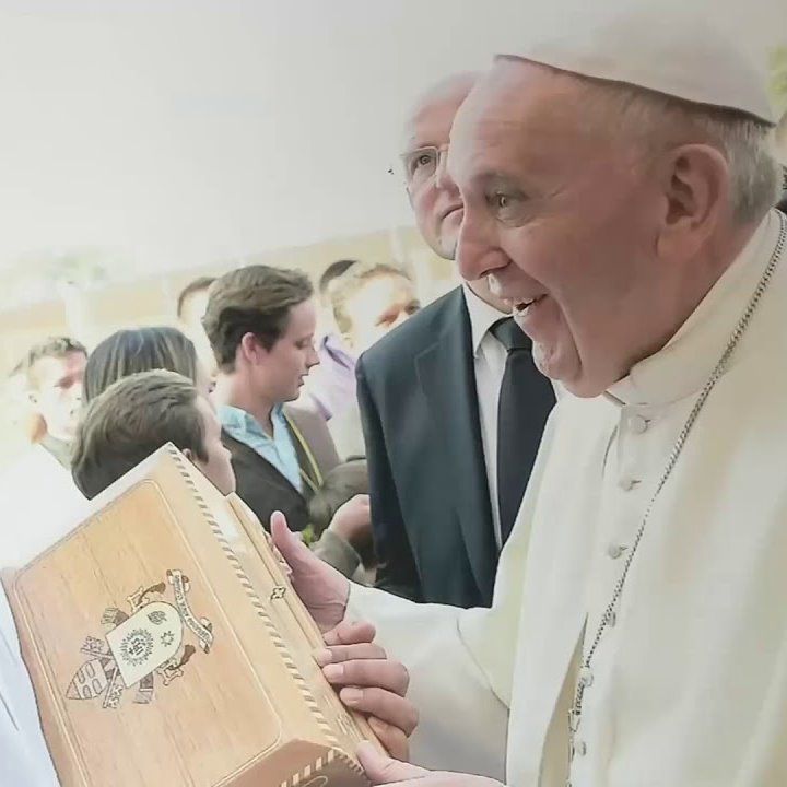 En México, el Papa Francisco sorprende llamando por teléfono a sacerdote jalisciense, en plena misa.