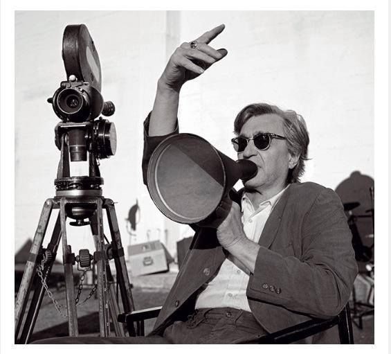 Persol ripropone l’iconico modello Cellor in un’inedita veste pieghevole, sia da sole sia da vista.
Ad interpretare il suo spirito è stato scelto il regista Wim Wenders con il cortometraggio “Vai, Paparazzo”.